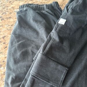 Vuori women’s black heather cargo Joggers